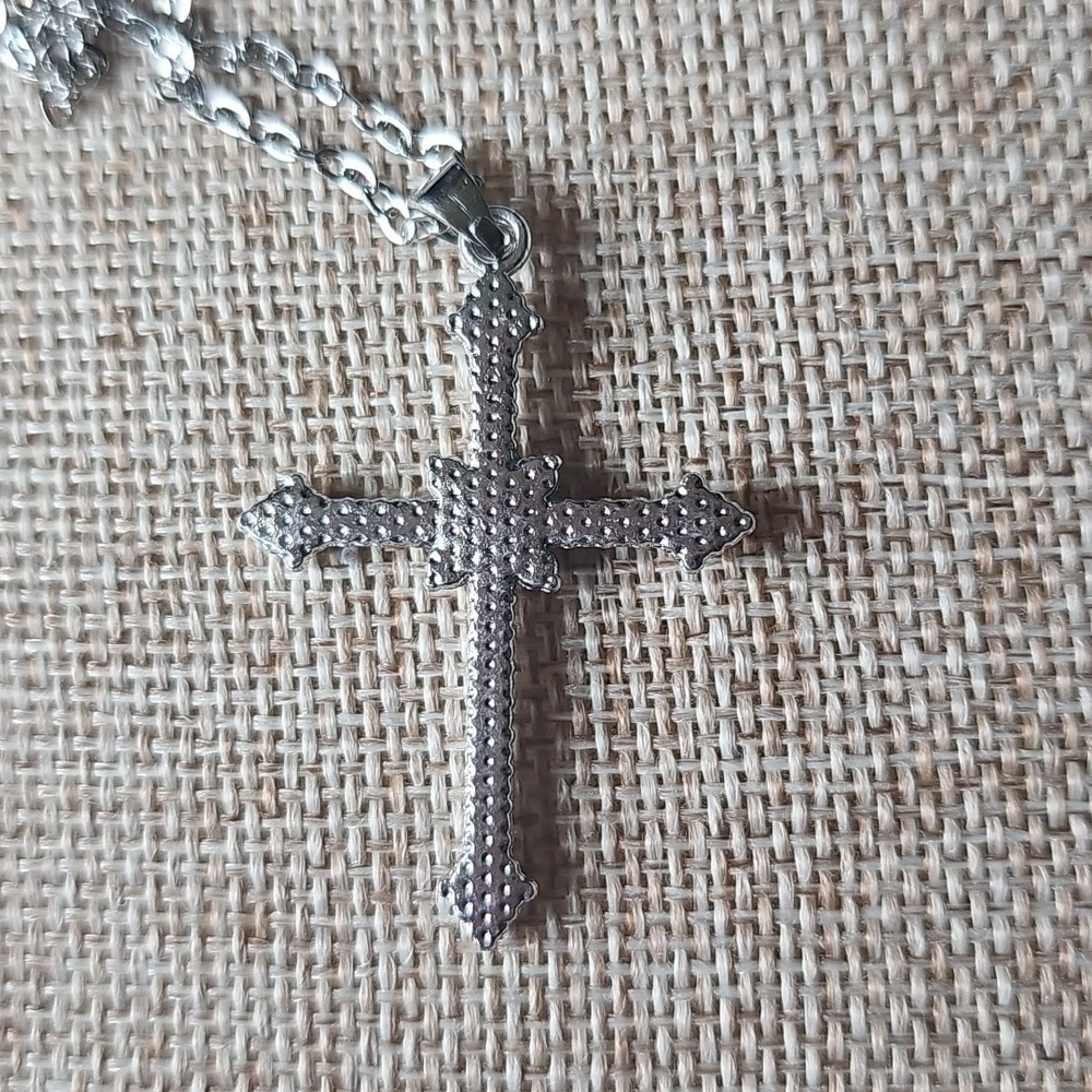 NIB Dazzling Silver Tone Cross Pendant Necklace With Glittering Rhinestones - Picture 6 of 7